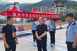 打球聪明得不像新秀！哈克斯13中8拿生涯新高24分5篮板